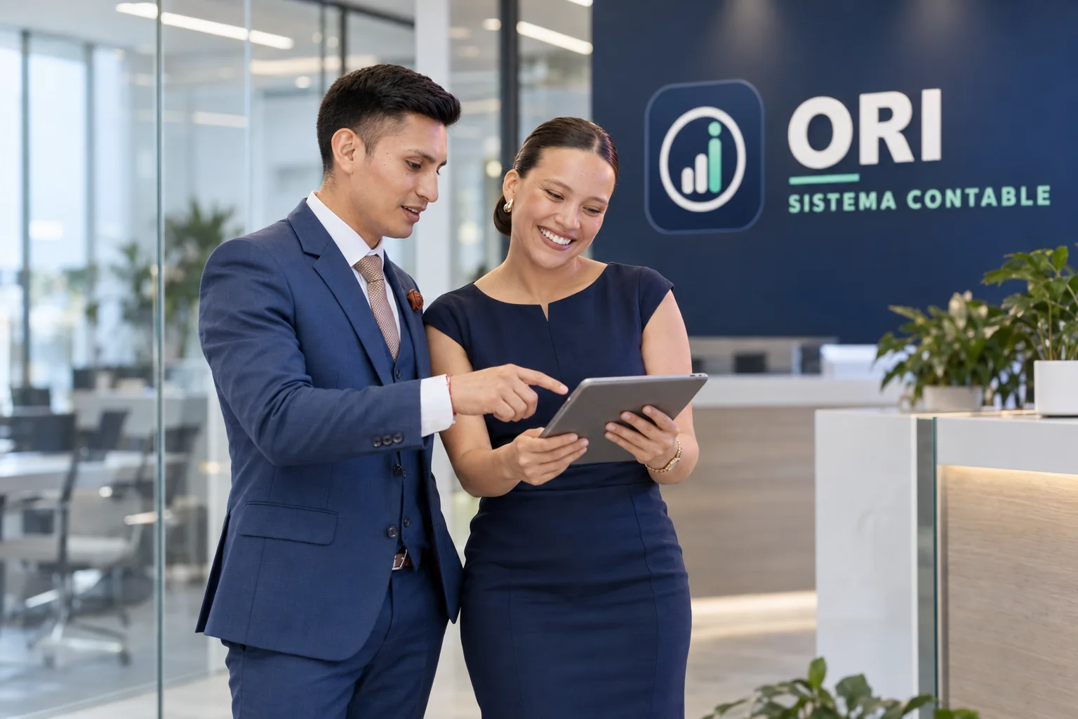 El equipo de ORI revisando el sistema contable en una tableta